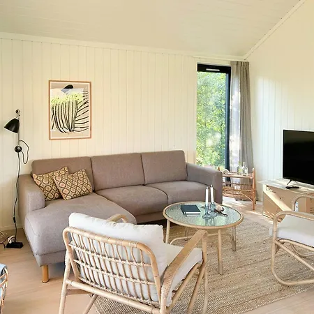 Dom wakacyjny Charming Summer House Close To The Water