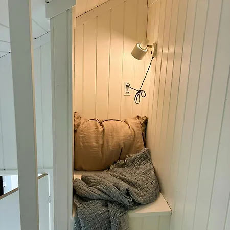 Charming Summer House Close To The Water 펜션 *