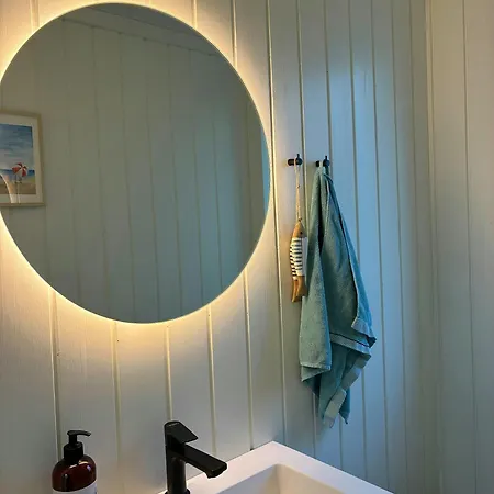 Charming Summer House Close To The Water 펜션 *