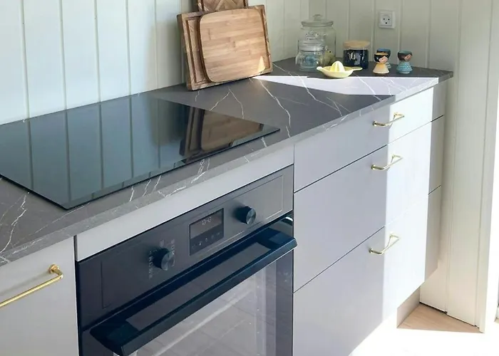 Charming Summer House Close To The Water 펜션