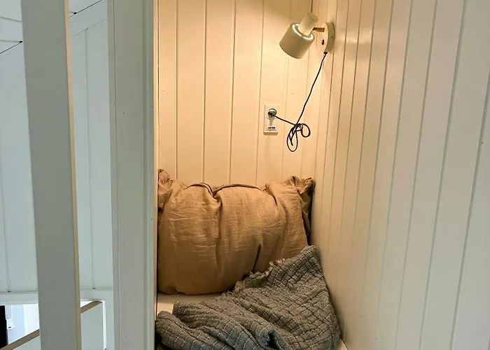 Charming Summer House Close To The Water 펜션 *